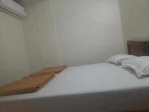 UDUPI YATHRINiVAS客房内的一张或多张床位
