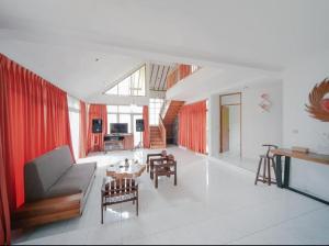 un salon avec un canapé et une table dans l'établissement Villa Istana Bunga - The Green Villa 4 Bedroom, à Bandung