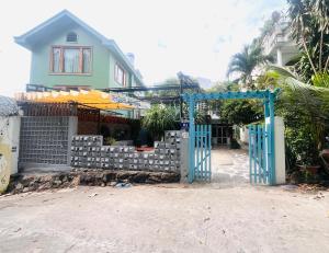 a blue gate in front of a house at SIII Vũng Tàu Garden coffee & homestay in Vung Tau