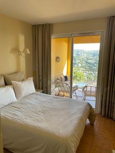 Ένα ή περισσότερα κρεβάτια σε δωμάτιο στο Blue Bay Issambres