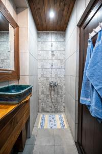 ein Badezimmer mit Waschbecken und Dusche in der Unterkunft Къща за гости Приказка in Klisura + 65 Fotos