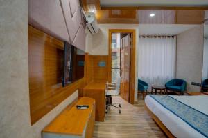 A television and/or entertainment centre at Platinum Service Apartment DLF Phase 3 Cyber City