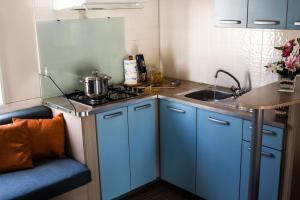 Φωτογραφία από το άλμπουμ του Feriendorf Le Tamerici Mobilehome Adige für 6 Personen σε Marina di Cecina