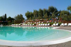 Φωτογραφία από το άλμπουμ του Feriendorf Le Tamerici Mobilehome Adige für 6 Personen σε Marina di Cecina +19 φωτογραφίες