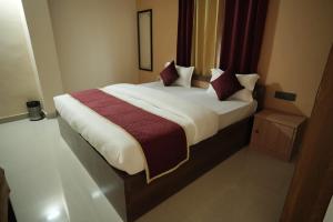 Pavitram Hotel & Banquet客房内的一张或多张床位