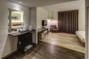 - une chambre d'hôtel avec un lit et un miroir dans l'établissement 53 Hotel, à Taichung