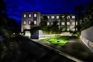 budynek w nocy z ogrodem przed nim w obiekcie Hotel Il Cantico St. Peter w Rzymie