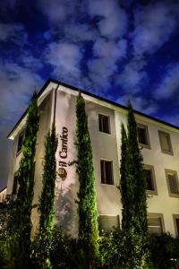 um edifício branco com árvores em frente em Hotel Il Cantico St. Peter em Roma