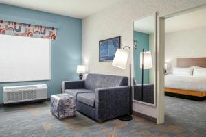 Home2 Suites By Hilton Jonesboro客房内的一张或多张床位