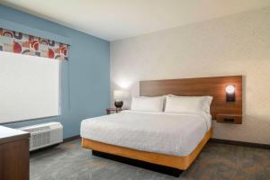 Home2 Suites By Hilton Jonesboro客房内的一张或多张床位
