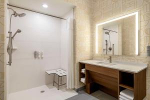 Home2 Suites By Hilton Jonesboro的一间浴室
