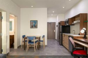 Home2 Suites By Hilton Jonesboro的厨房或小厨房
