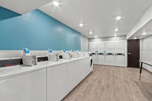 Kuchyň nebo kuchyňský kout v ubytování WoodSpring Suites Gilbert - Mesa Gateway Airport