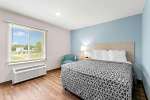Postel nebo postele na pokoji v ubytování WoodSpring Suites Pensacola West + 56 fotografií