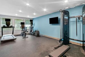 Fitness centrum a/nebo fitness zařízení v ubytování WoodSpring Suites Pensacola West