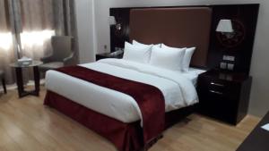 เตียงในห้องที่ Palm Inn Hotel Doha
