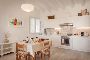 Kuchyň nebo kuchyňský kout v ubytování White Apartment In Marciaga Di Costermano