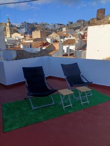 two chairs sitting on top of a roof at El Molino Buñol Apartamento in Buñol