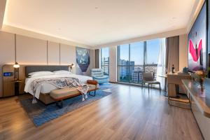Un televizor și/sau centru de divertisment la Echarm International Hotel Guangzhou Baiyun International Airport Qingbu Metro Station Branch - Free Deliver Service to Guangzhou Baiyun International Airport & Free Deliver Service to Canton Fair Complex During Canton Fair Period
