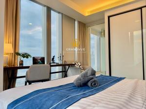 Ένα ή περισσότερα κρεβάτια σε δωμάτιο στο Luxury Tropicana The Residence SkyPool KlccView CityCenter By HeyStay Management