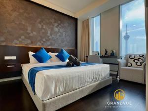 Ένα ή περισσότερα κρεβάτια σε δωμάτιο στο Luxury Tropicana The Residence SkyPool KlccView CityCenter By HeyStay Management