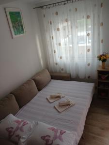Postel nebo postele na pokoji v ubytování Apartmani LaVa igalo 2