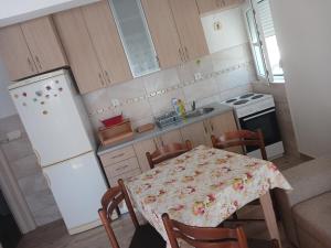 Kuchyň nebo kuchyňský kout v ubytování Apartmani LaVa igalo 2
