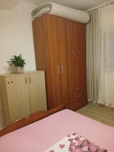 Postel nebo postele na pokoji v ubytování Apartmani LaVa igalo 2