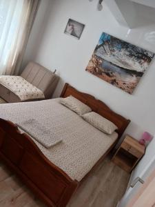 Postel nebo postele na pokoji v ubytování Apartmani LaVa igalo 2