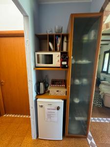 una cucina con frigorifero e forno a microonde di B&B DA Tony a 15 minuti da Malpensa a Magenta