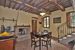 Un comedor con mesa y chimenea. en Fattoria Agriturismo Bigongiari, en Lucca