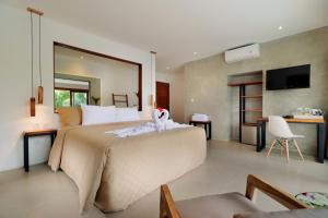 ウブドにあるThe Hidden Paradise Ubud - CHSE Certifiedのベッドルーム(大型ベッド1台、大きな鏡付)