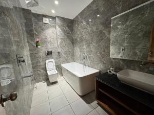 Koupelna v ubytování Hotel RedBee + 37 fotografií