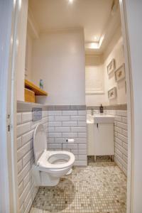 ein Badezimmer mit Toilette und Waschbecken in der Unterkunft Excellence - 4 bedrooms in Reims + 36 Fotos