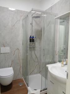Un baño de Jumbo Inn 11 fotos más
