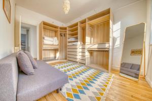 ein Zimmer mit einer Couch und einigen Etagenbetten in der Unterkunft Excellence - 4 bedrooms in Reims