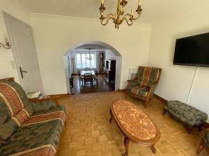 TV a/nebo společenská místnost v ubytování Maison 3 chambres pour 6 pers