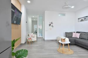 una sala de estar con un sofá y una mesa en Suite Orquídea, en Cruce de Arinaga