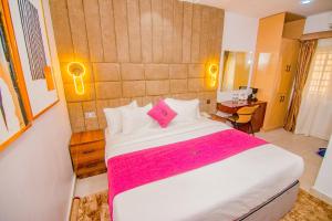 Postel nebo postele na pokoji v ubytování Purple Lavender Hotel Lekki