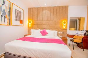 Postel nebo postele na pokoji v ubytování Purple Lavender Hotel Lekki