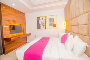 Postel nebo postele na pokoji v ubytování Purple Lavender Hotel Lekki