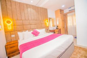 Postel nebo postele na pokoji v ubytování Purple Lavender Hotel Lekki