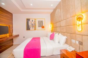 Postel nebo postele na pokoji v ubytování Purple Lavender Hotel Lekki
