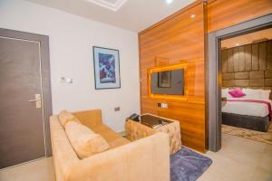 Postel nebo postele na pokoji v ubytování Purple Lavender Hotel Lekki
