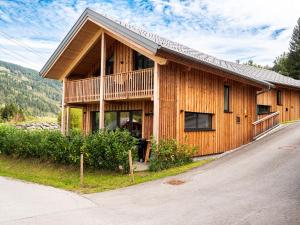 a large wooden house with a gambrel roof at Alpenchalét Alpakablick in Sankt Lorenzen ob Murau