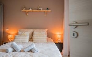 Ένα ή περισσότερα κρεβάτια σε δωμάτιο στο Le Paris - Elégant, Parking privé et Terrasse