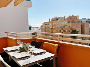 een tafel op een balkon met uitzicht op de gebouwen bij Sunny & modern beach apartment in Fuengirola