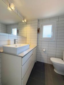 een witte badkamer met een wastafel en een toilet bij Sunny & modern beach apartment in Fuengirola +16 foto's