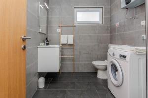 Ένα μπάνιο στο Royal choice with pool +28 φωτογραφίες
