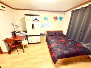Un pat sau paturi într-o cameră la Spacious Studio Apt (Myeong-dong)